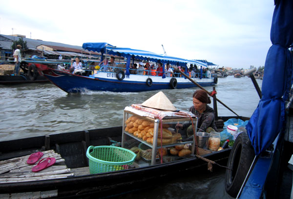 A mobile store – a typical image to see in floating market