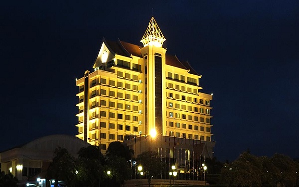  ”A thousand window” hotel at night