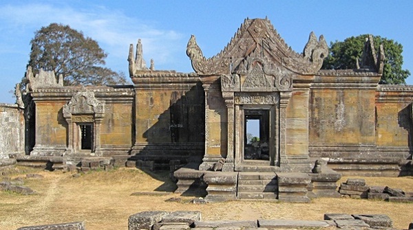 The architecture of this temple was designed in accordance with Banteay style