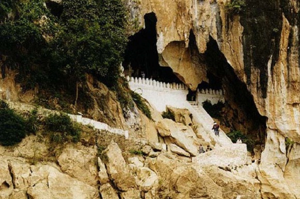 The entrance to the caves is the natural grandiose masterpiece