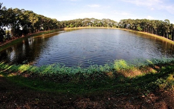 The peaceful atmosphere of Ba Om Pond