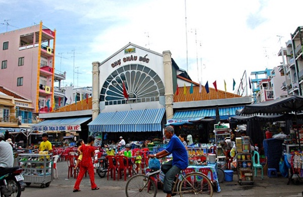 The front of Chau Doc market