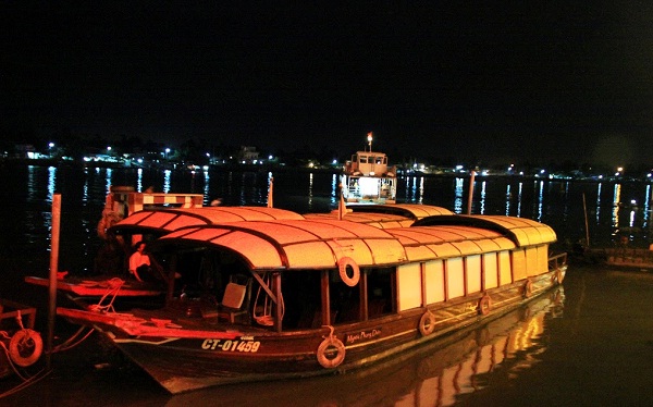  Tourist have many options to visit Tay Do night market and boat is one of such perfect options