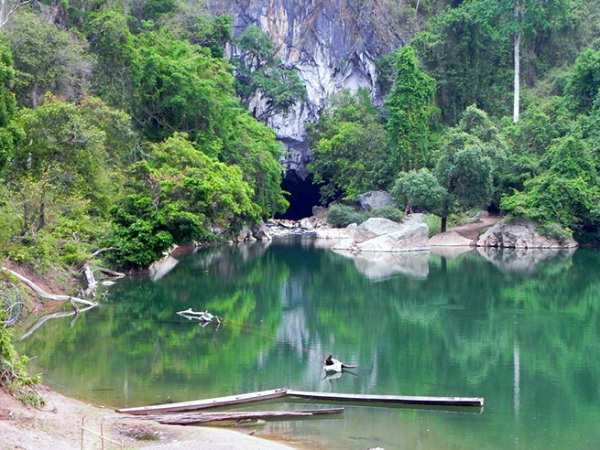 The front of Kong Lor Cave