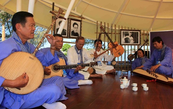 Local people in Mekong Delta often share their stories through performing Đờn ca tài tử