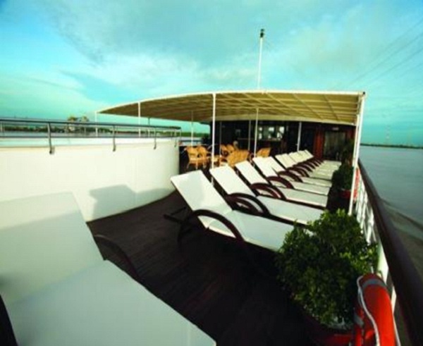 Sun Deck Bar and Pool