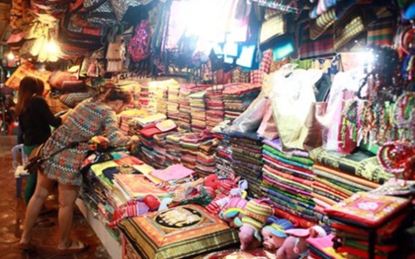 Cambodian scarves and kromas, the best items to sell at the night market