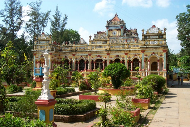 Vinh Trang Pagoda - an ancient southern architectural gem and one of Vietnam popular destinations