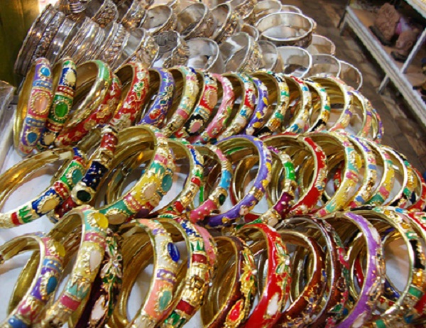 The silk bracelet at Siem Riep night market