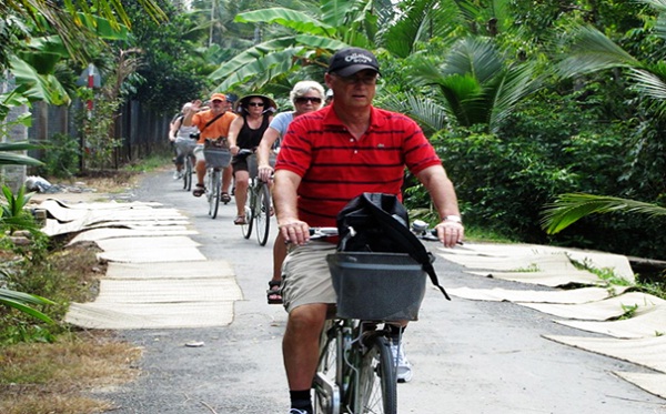 Discover the village by bike – an interesting experience in Mekong River trip