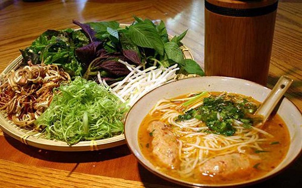 Beef noodle served with banana blossoms – a specialty of Tra On