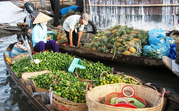 Remember to visit Tra On Floating Market in your Mekong river cruise