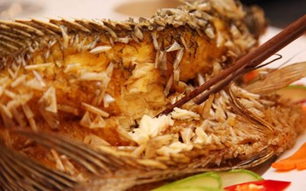 Vinh Long’s deep fried giant gourami – a dish not to ignore in Mekong Delta trip