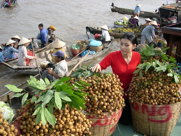  Full baskets of fruits are on sale every morning in Mekong Delta’s floating markets