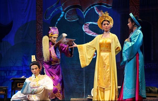 A “Cai Luong” performance shows valuable lessons about life