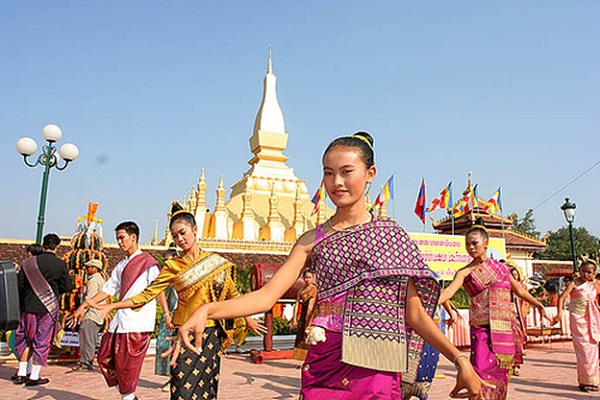  Lao dancing performance reflects people’s rich spiritual life 