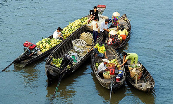 People sale their goods on boat at the floating market