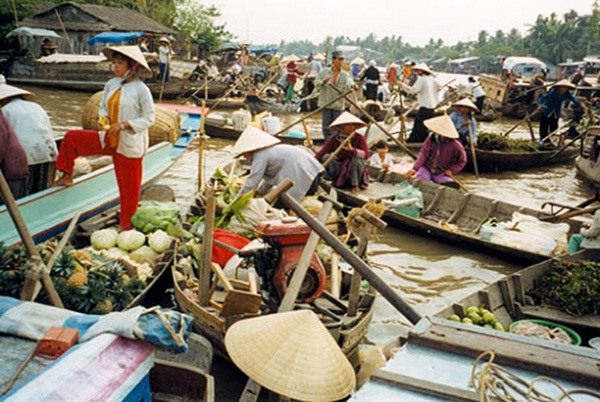 Tra On Floating Market begins a new day, from 2-3 am, the busiest moment is from 5-6 am onwards