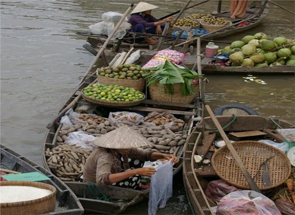 Tra On Floating Market sells many seasonal agricultural products