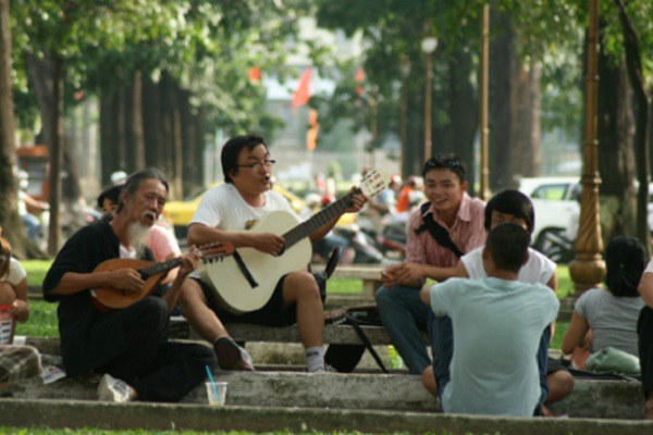  Sai Gon people are having “ca phe bet” and enjoying passionate musical pieces