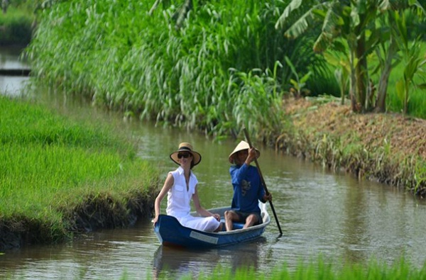 Exploring daily life in river region is an interesting experience when traveling in Chau Doc