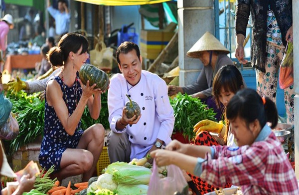 Travelers will go Chau Doc market to select ingredients before coming to the Cham village to join cooking class