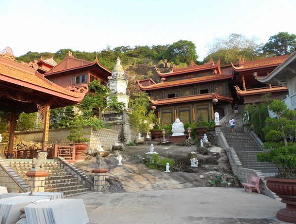 There are many temples and pagodas near Sam Mountain