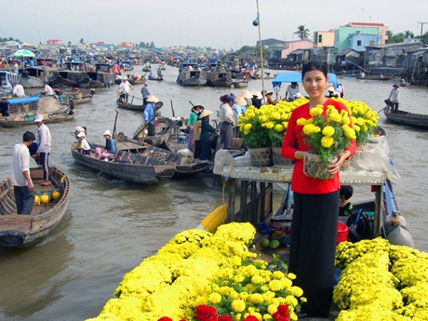 A smiley greeting from a florist in a floating market