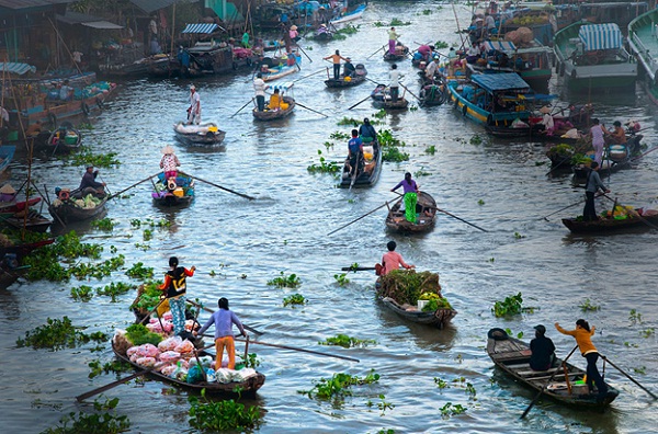 Different from floating markets in other countries are just for tourism, floating markets in Mekong Delta are where people live and do business for real