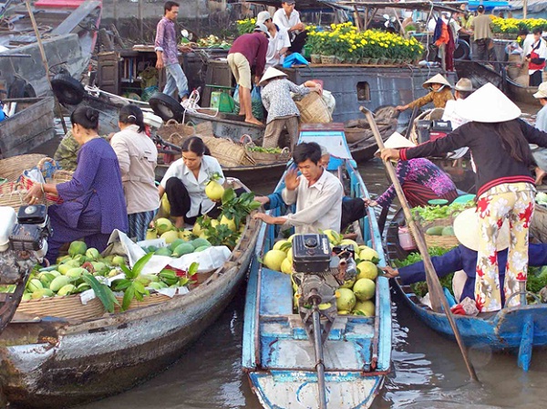 Visit a floating market to enjoy the vibrant life in the rural area.