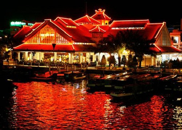 Ninh Kieu Wharf at night