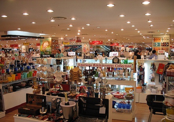 Luxury shops in shopping centre