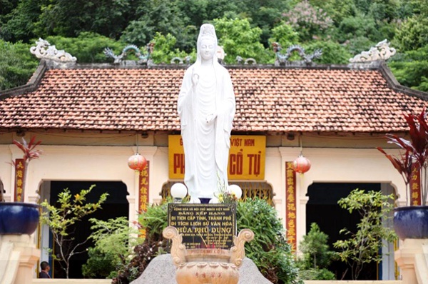 Mac Cuu Family Tombs