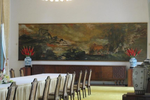 A picture about Vietnam’s scenery by architect Ngo Viet Thu in the banquet room