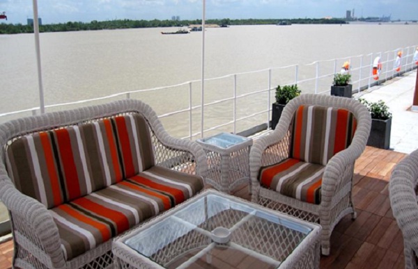 Spacious sun deck