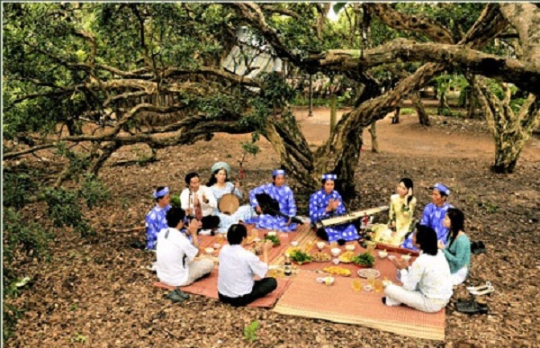 Picnic in the old longan garden