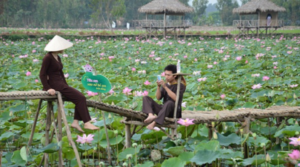 Try “ao ba ba”, traditional cloth of Vietnam Mekong Delta 