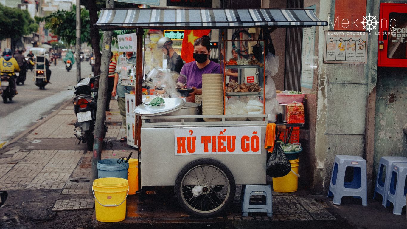 A street food cart selling hu tieu in Ho Chi Minh City