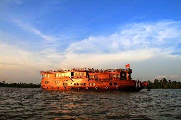 Explore Mekong delta by boat in the aurora