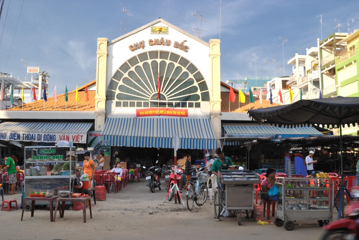 Chau Doc market - where you can buy any kind of Mam Chau Doc