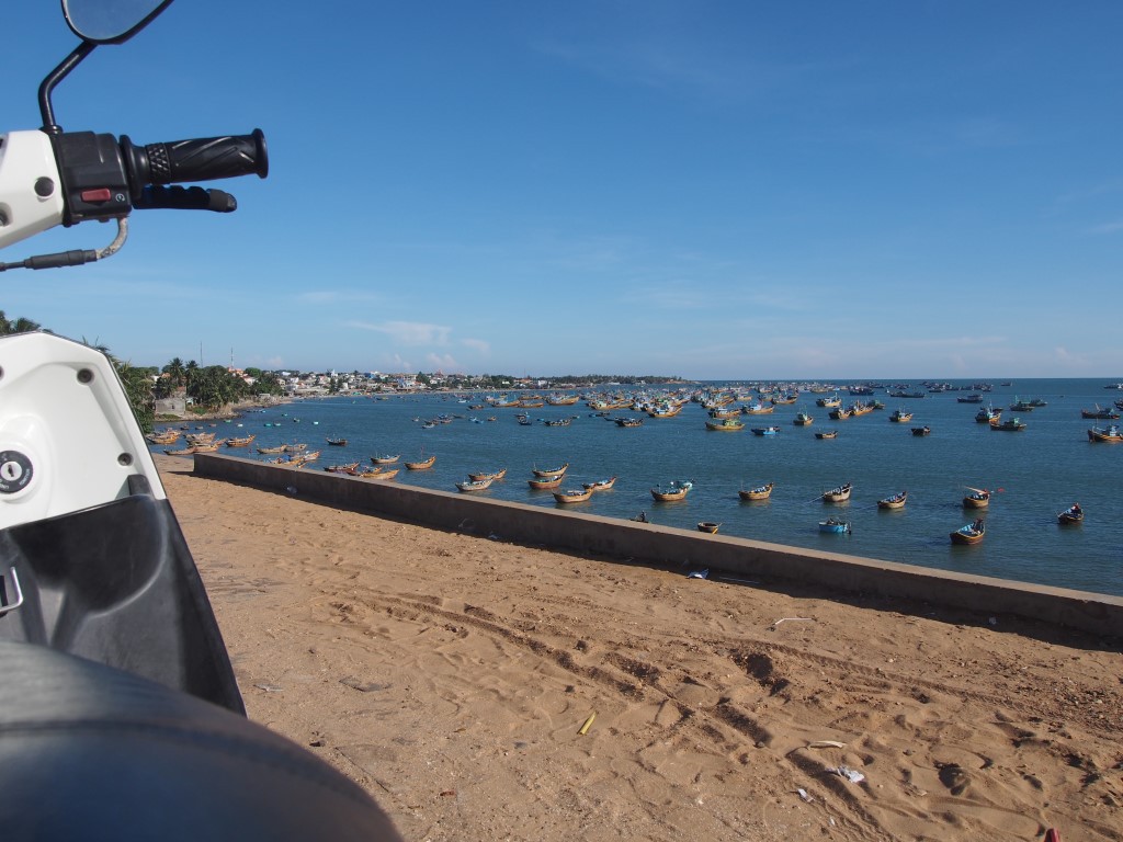 Explore Mui Ne by a motorbike is a good choice 