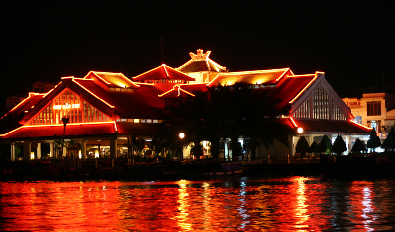 Can Tho market in Ninh Kieu Pier by night