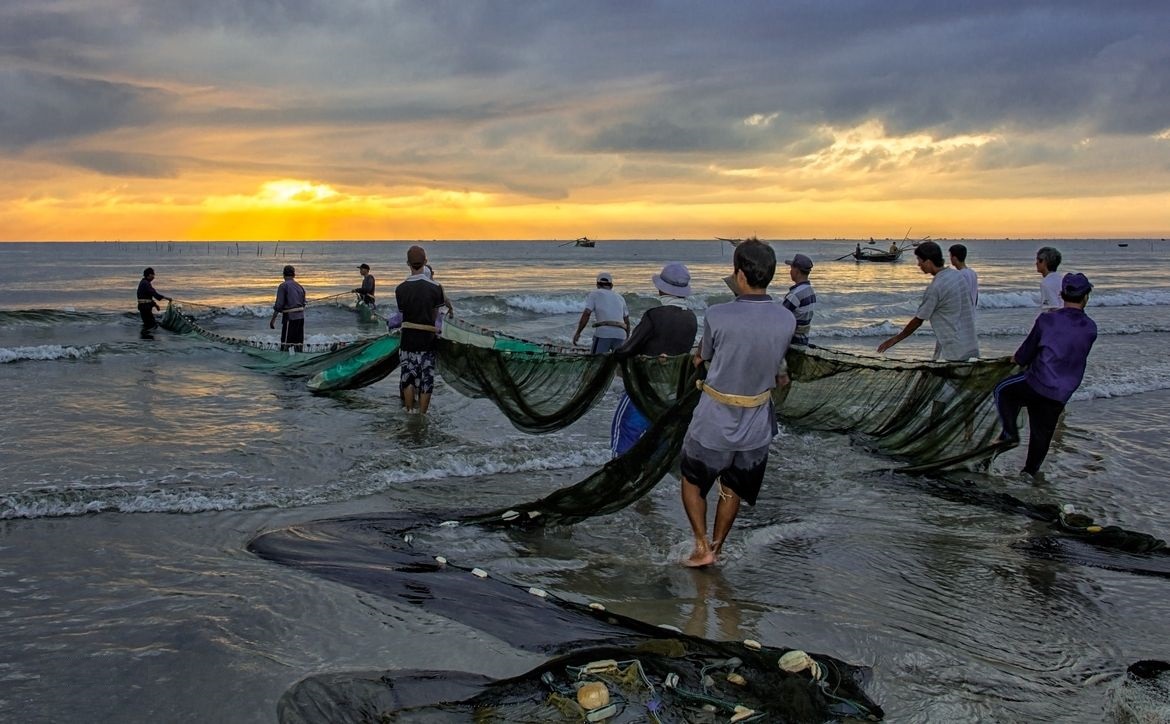 Fishermen are fishing on the sea in Quang Ngai in the early morningFishermen are fishing on the sea in Quang Ngai in the early morning