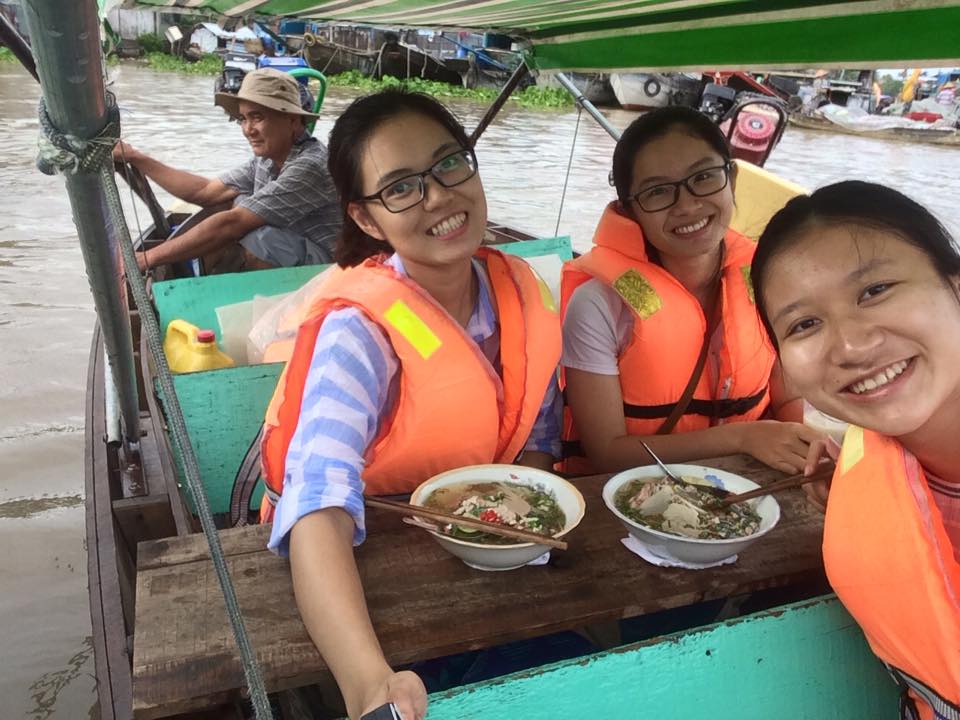 Fun experiences having breakfast in Cai Rang floating market