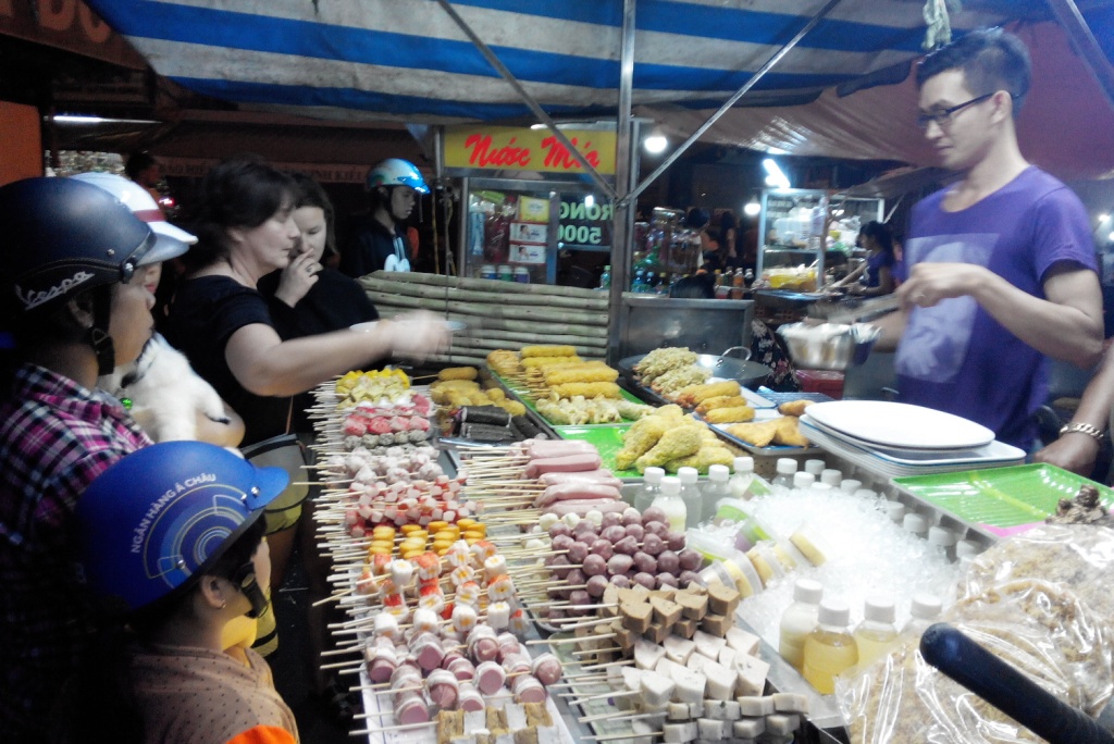 One of the tempting food stalls in Ninh Kieu street food