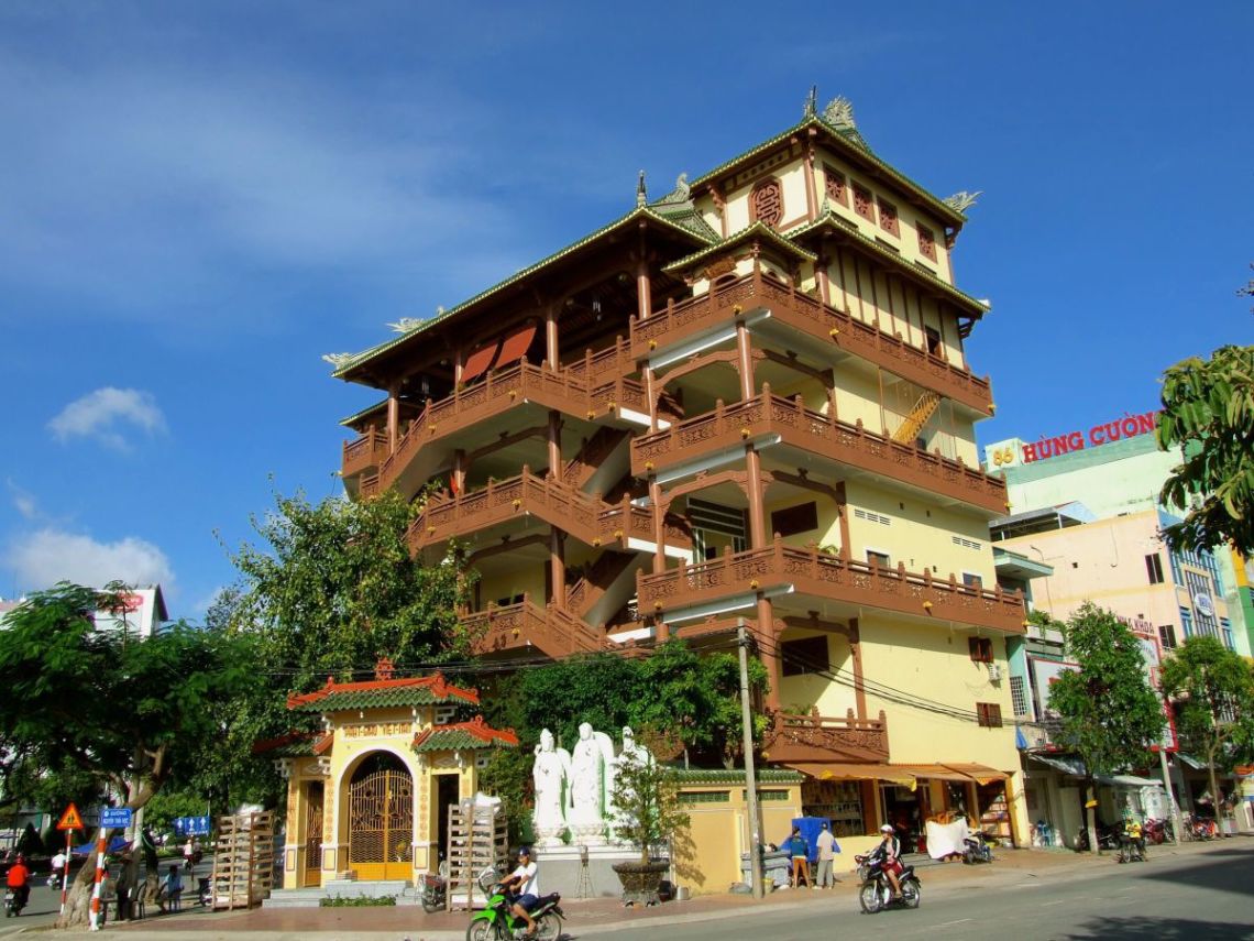 Phat Hoc Pagoda in the corner of Nguyen Thai Hoc and Hoa Binh street