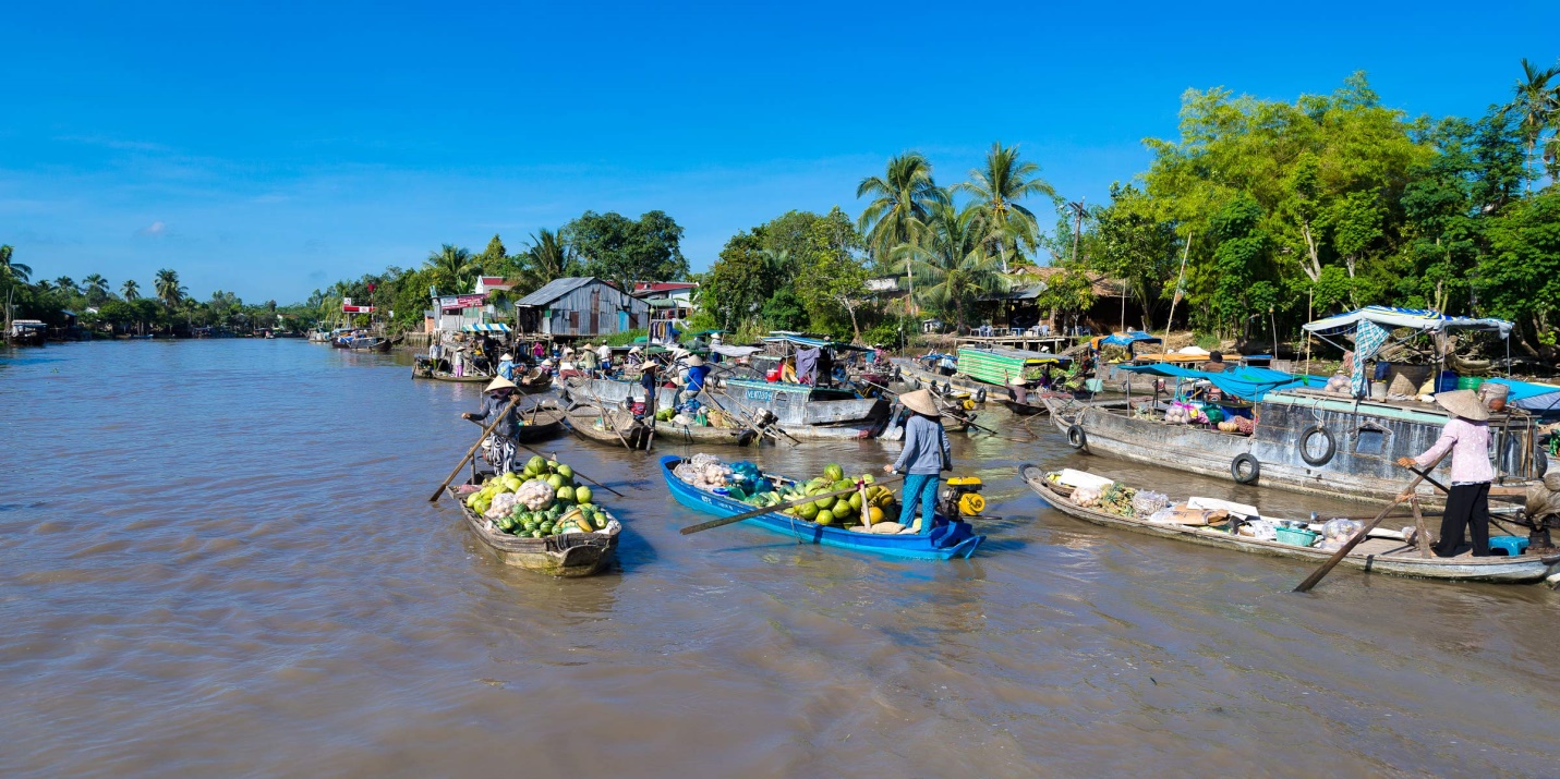 Phung Hiep floating market