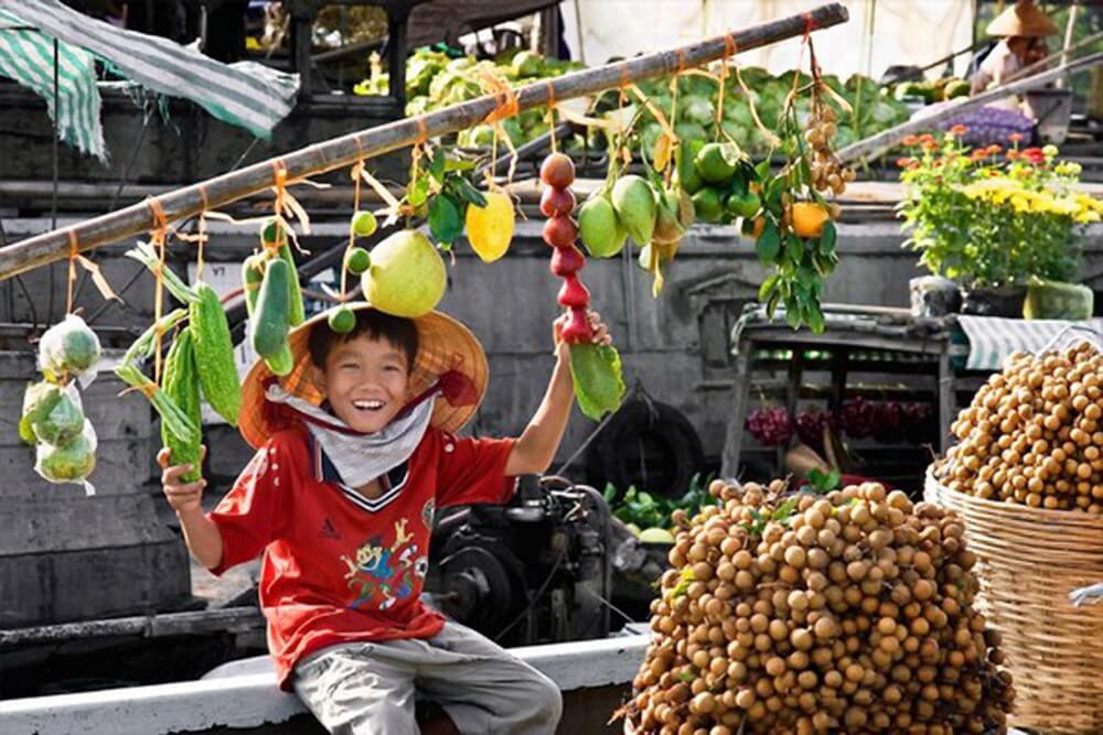 Vivid life of people in Cai Rang floating market 