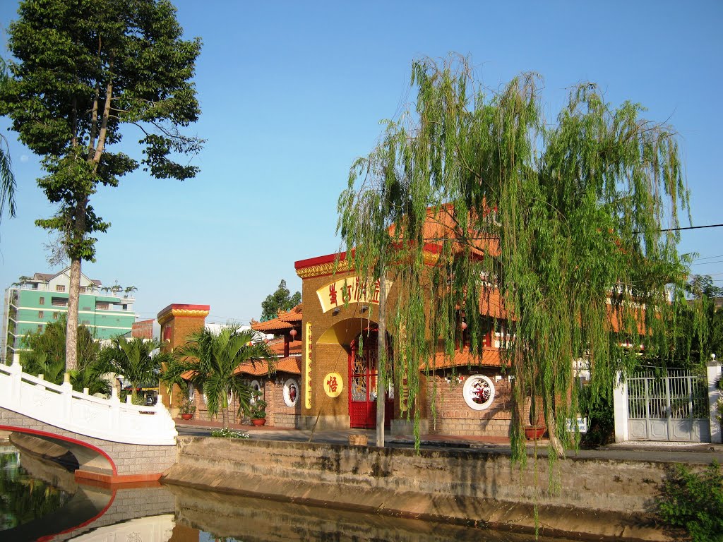 Kim Hue Pagoda peacefully lies next to Cai Son channel