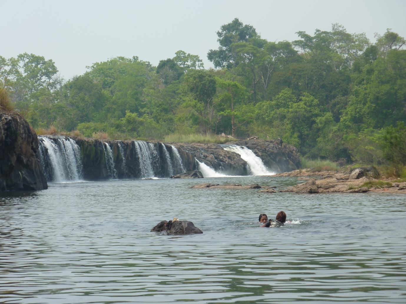 People swimming in Tad Hua Khon 